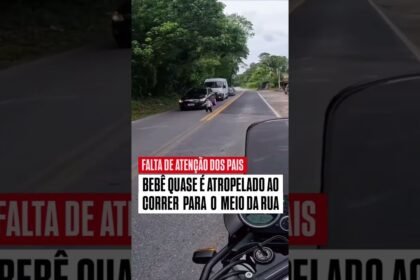 FALTA DE ATENÇÃO DOS PAIS BEBÊ QUASE É ATROPELADO A CORRER PARA O MEIO DA BR !