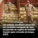 Um soldado americano em pé em um caminhão carregado de ouro, recuperado do regime de Saddam Hussein após a invasão do Iraque, 2003.