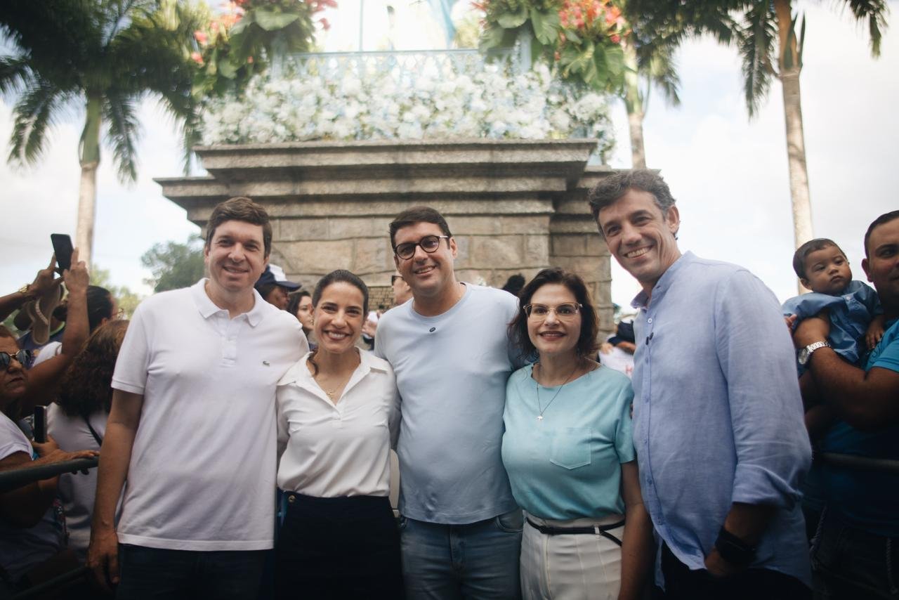 Diego Cabral sobe o morro no dia dedicado a Nossa Senhora da Conceição, acompanhando a governadora Raquel Lyra