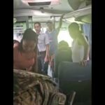 Uma mulher foi presa após agredir um cobrador durante uma viagem em um ônibus da empresa na Bahia.