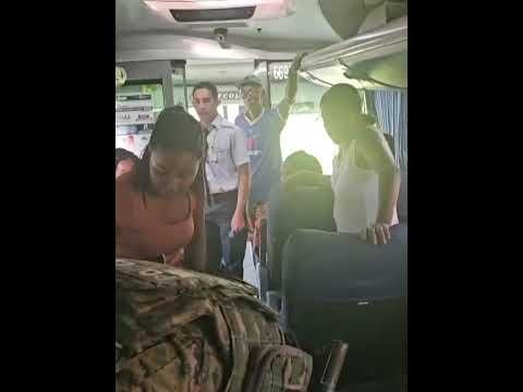 Uma mulher foi presa após agredir um cobrador durante uma viagem em um ônibus da empresa na Bahia.