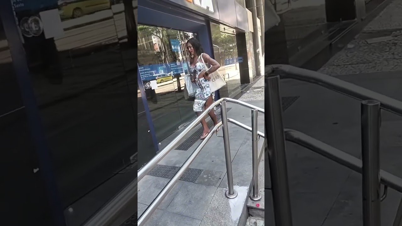 O que será que ela viu na porta da Caixa Econômica Federal ! 😱