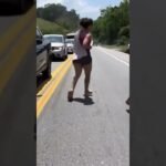 Policial coloca ladrões de carga para correr após carreta tombar na estrada!