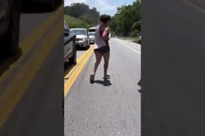 Policial coloca ladrões de carga para correr após carreta tombar na estrada!