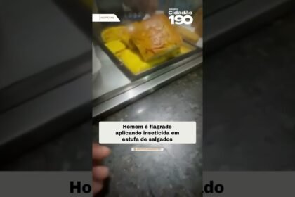 Homem é flagrado aplicando inseticida em estufa de salgados ! Uma atitude irresponsável que coloca em risco a vida dos consumidores.