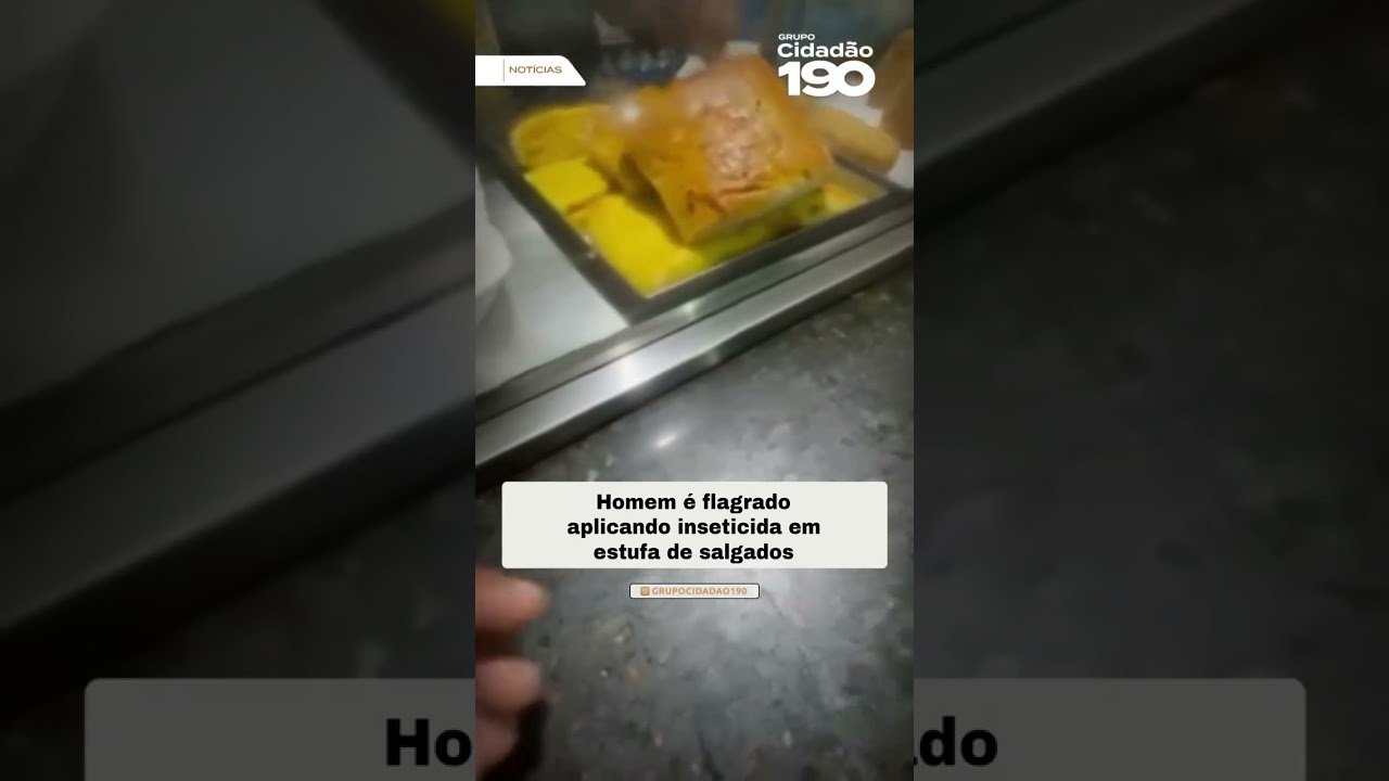 Homem é flagrado aplicando inseticida em estufa de salgados ! Uma atitude irresponsável que coloca em risco a vida dos consumidores.