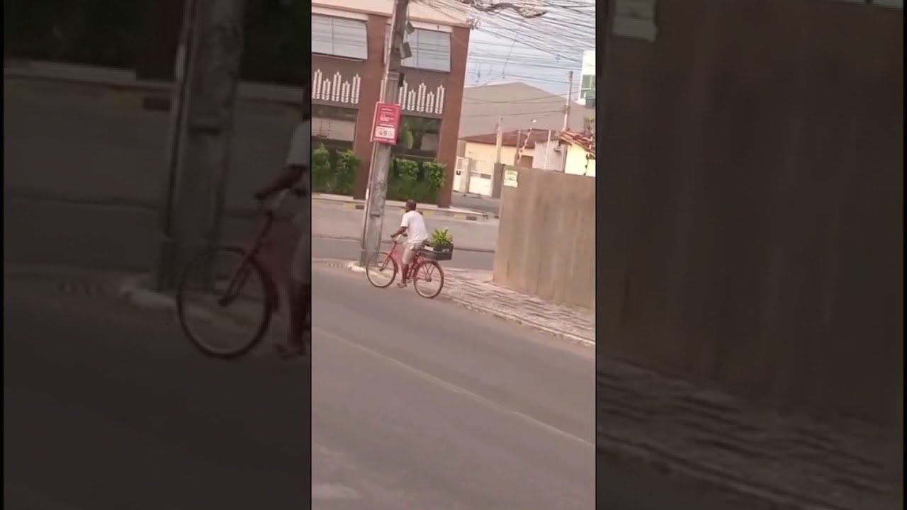 PODE ISSO ? Homem é flagrado pegando um cacho de Banana, em uma residência na Bahia