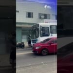 Motociclista depreda ônibus e briga com motorista, após discussão no trânsito em Guarapari !