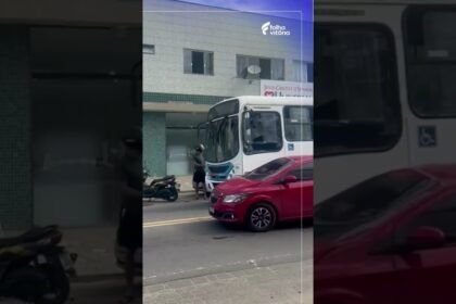 Motociclista depreda ônibus e briga com motorista, após discussão no trânsito em Guarapari !