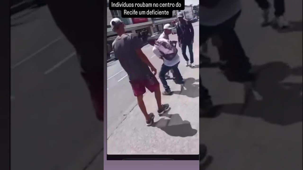 Assaltantes gravam momento que roubam idoso no centro do Recife!