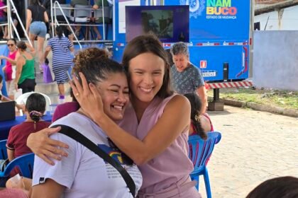 Com simpatia e muito carisma, a vereadora do Recife Flávia de Nadegi acompanhou de perto mais uma importante ação do Governo de Pernambuco em benefício da população, desta vez no bairro de Jardim São Paulo