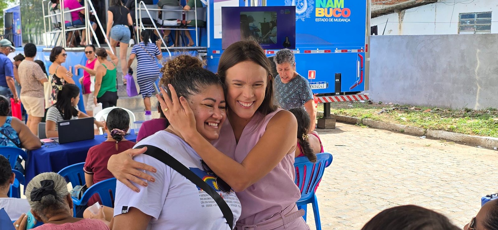 Com simpatia e muito carisma, a vereadora do Recife Flávia de Nadegi acompanhou de perto mais uma importante ação do Governo de Pernambuco em benefício da população, desta vez no bairro de Jardim São Paulo