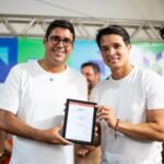 Ao lado do Deputado Estadual João de Nadegi, Diego Cabral assina ordem de serviço de R$ 7,2 milhões do programa “Vida nova no alto” para obras de recuperação e manutenção de encostas de morros e escadarias de Camaragibe.
