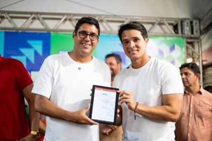 Ao lado do Deputado Estadual João de Nadegi, Diego Cabral assina ordem de serviço de R$ 7,2 milhões do programa “Vida nova no alto” para obras de recuperação e manutenção de encostas de morros e escadarias de Camaragibe.