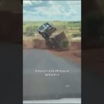 Carreta perde força desce de ré e tomba ! A cena é impressionante.