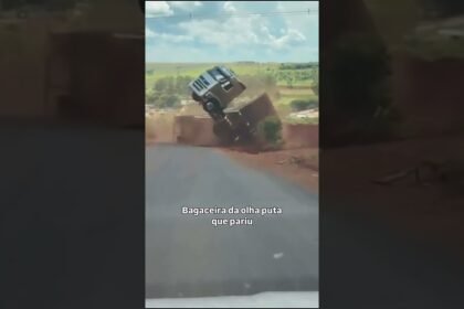 Carreta perde força desce de ré e tomba ! A cena é impressionante.