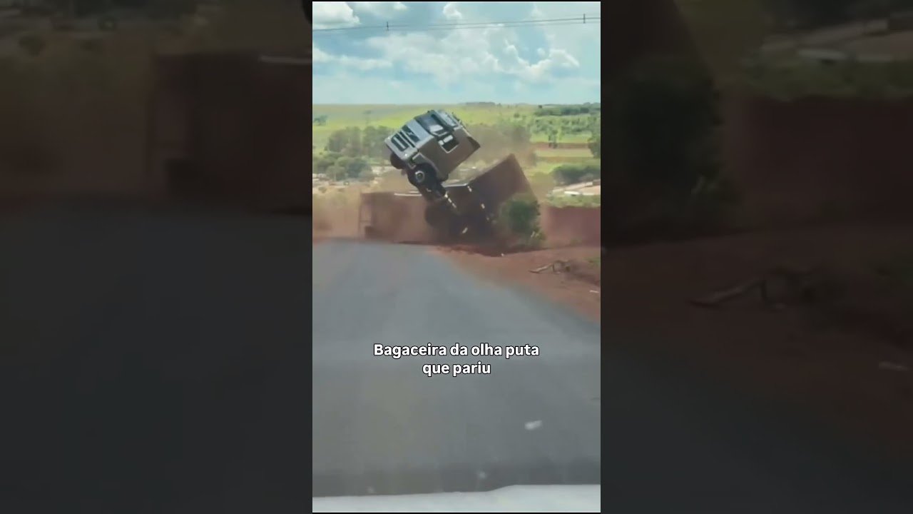 Carreta perde força desce de ré e tomba ! A cena é impressionante.
