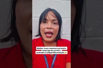 Mulher trans comemora primeiro emprego de carteira assinada e compartilha emoção !