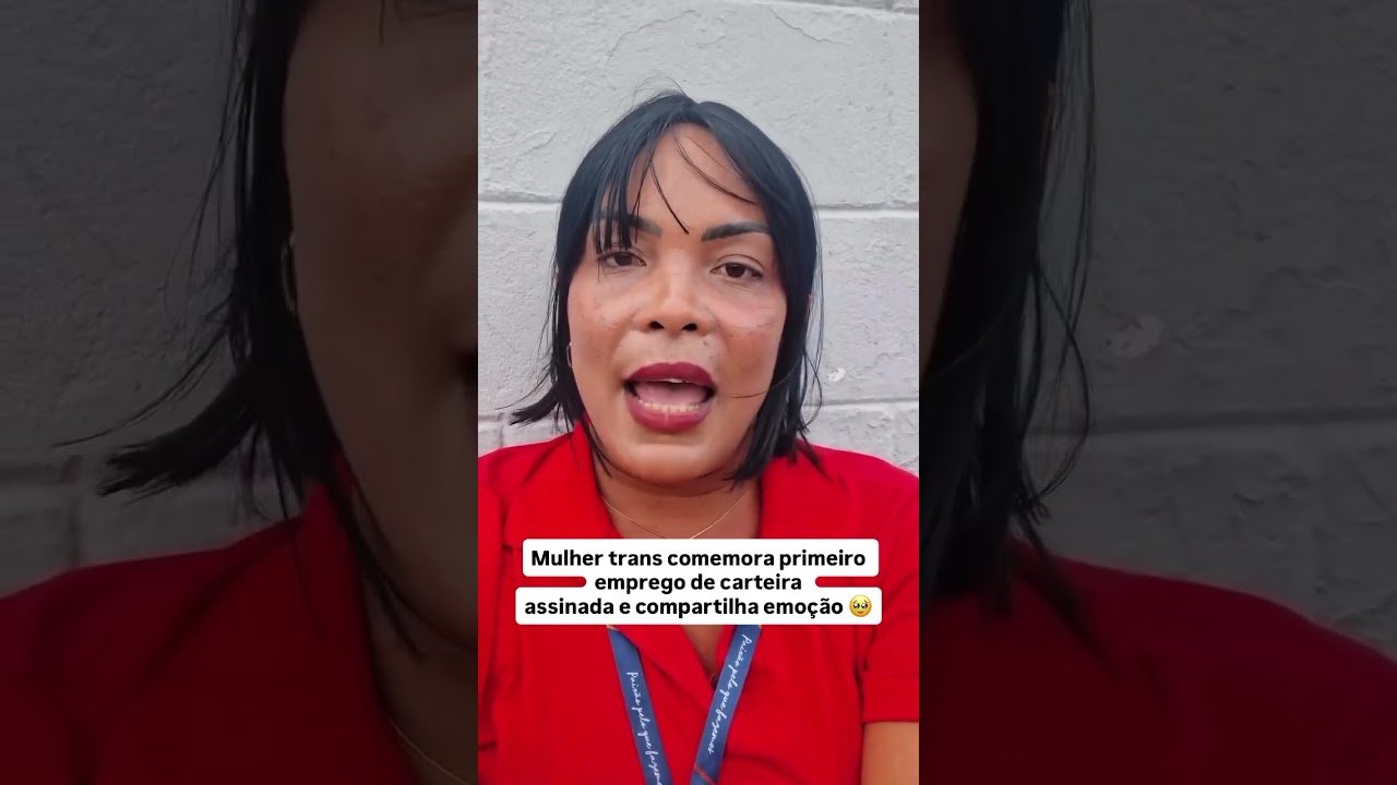 Mulher trans comemora primeiro emprego de carteira assinada e compartilha emoção !