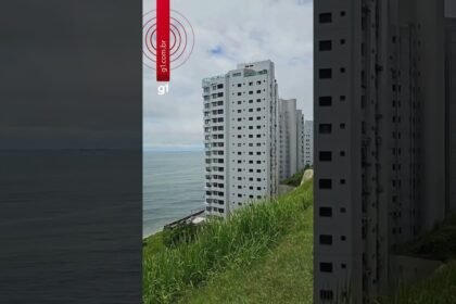 Mulher se arrisca em parapeito limpando janela de prédio no litoral de SP