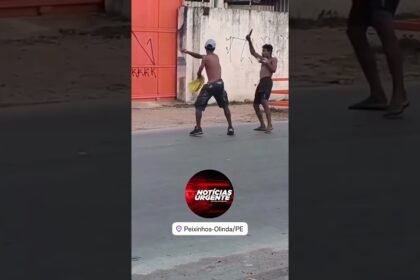 Indivíduos armados de faca brigaram no meio da rua no bairro de Peixinhos em Olinda ! Por sorte ninguém ficou ferido.