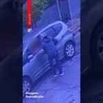 Idoso intervém em assalto com arma de choque e só se afasta de ladrões após tiro pro alto !