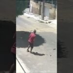 Assaltantes derrubam idoso de moto, agridem ele covardemente em seguida fogem com os pertences da vítima!