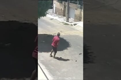 Assaltantes derrubam idoso de moto, agridem ele covardemente em seguida fogem com os pertences da vítima!