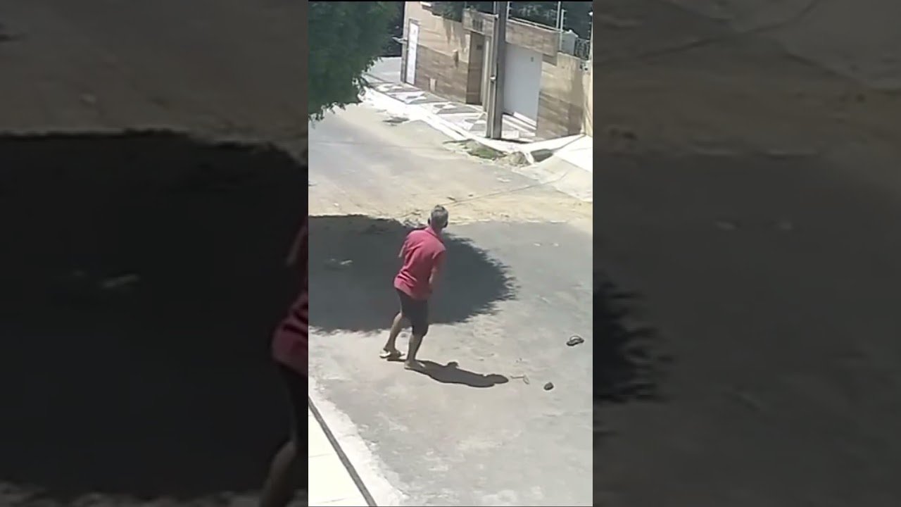 Assaltantes derrubam idoso de moto, agridem ele covardemente em seguida fogem com os pertences da vítima!