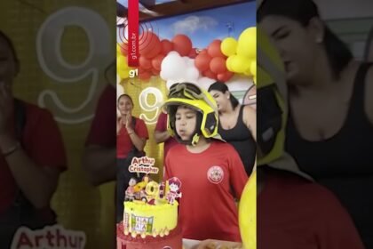 Criança autista recebe visitdão gostei surpresa do Corpo de Bombeiros durante 0 aniversário