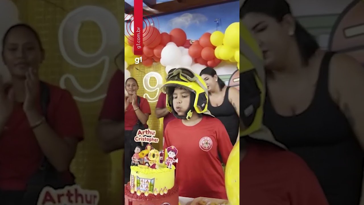 Criança autista recebe visitdão gostei surpresa do Corpo de Bombeiros durante 0 aniversário