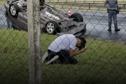 ADOLESCENTE É FILMADO AJOELHADO EM ORAÇÃO PELA MÃE APÓS CARRO CAPOTAR EM RODOVIA