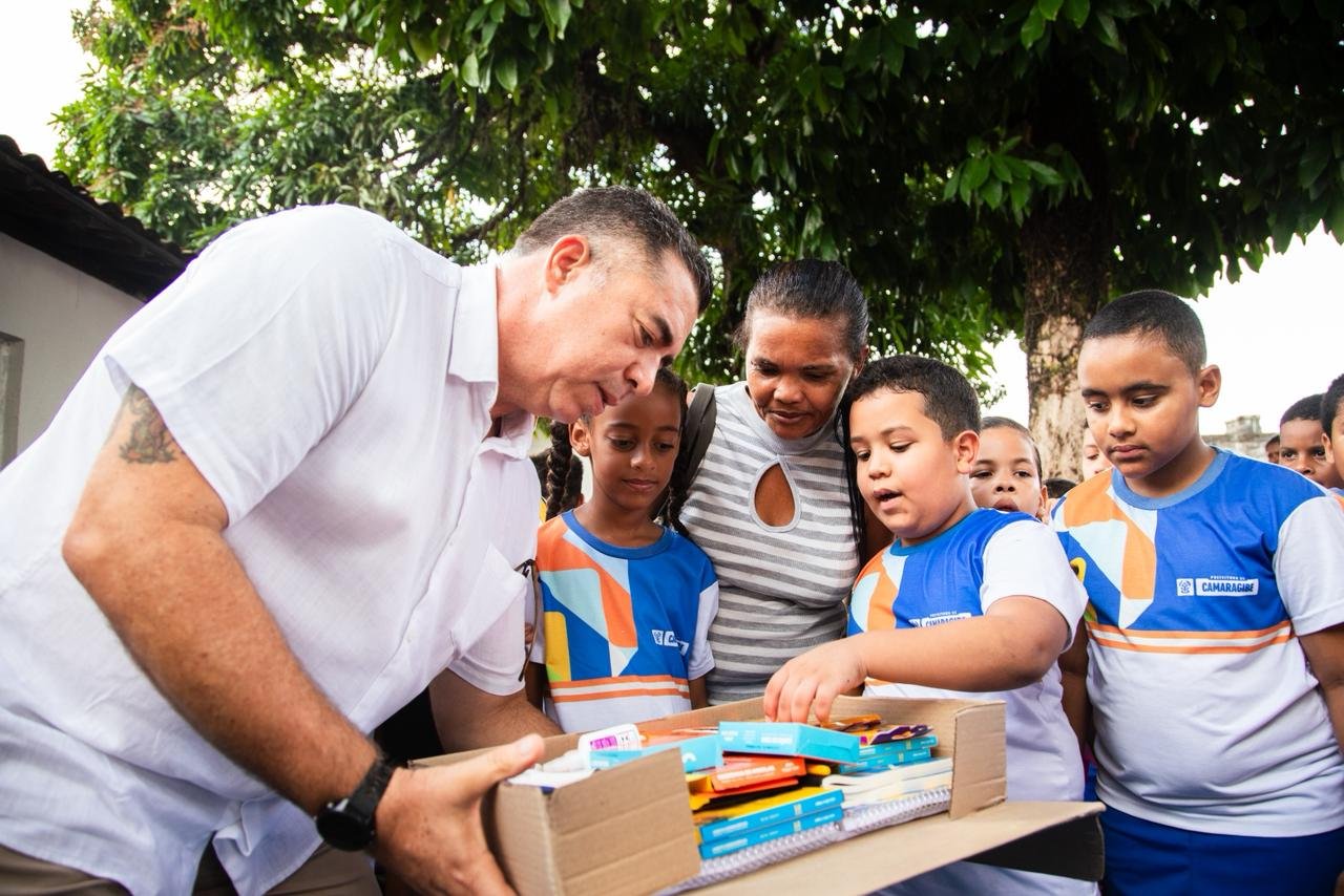 Camaragibe começa o ano letivo entregando kits escolares e empossando mais 11 professores aprovados no concurso