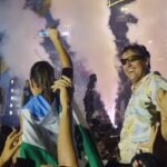 Prefeito de Camaragibe faz sucesso no meio da galera no último dia de Carnaval