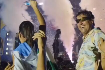 Prefeito de Camaragibe faz sucesso no meio da galera no último dia de Carnaval