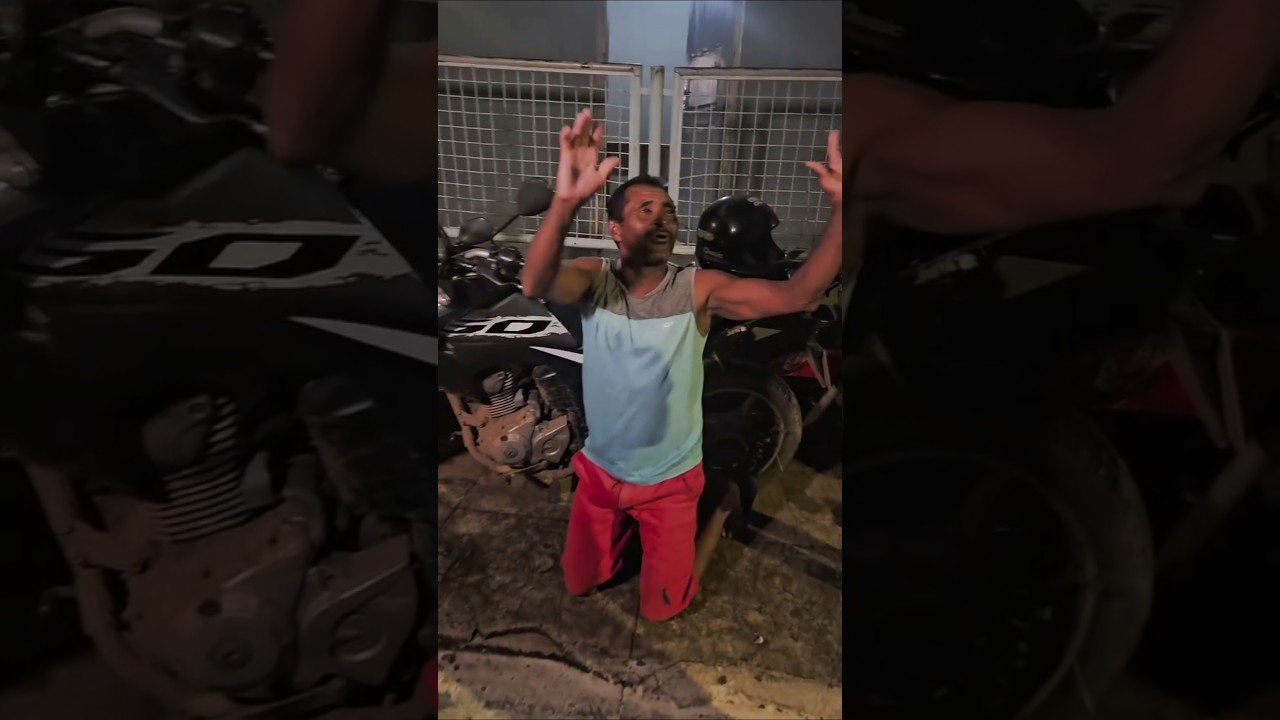 Trabalhador fica de joelhos e agradeçe na frente da Delegacia, após sua moto roubada ter sido recuperada! O veículo não tinha seguro.