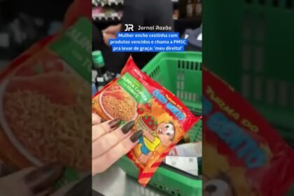 Mulher enche cestinha com produtos vencidos em mercado de Joinville (SC) e chama a PMSC alegando “direito” para levar itens de graça.