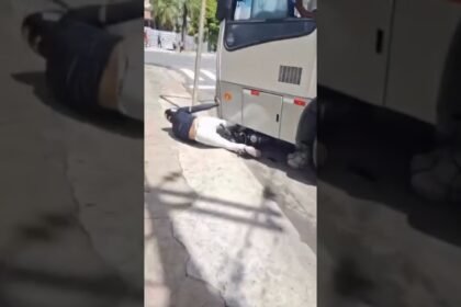 Motorista de ônibus passa por cima de motociclista após  briga de trânsito no Centro do Recife!
