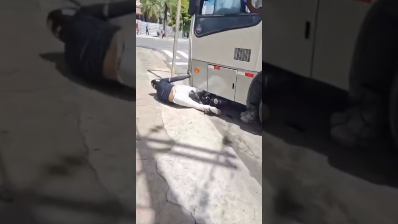 Motorista de ônibus passa por cima de motociclista após  briga de trânsito no Centro do Recife!