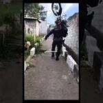 Guarda-Municipal é flagrado levando uma motocicleta nas costas após recuperar veículo que havia sido roubado!