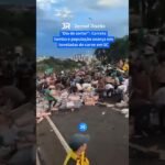 Milhares de pessoas invadem rodovia para roubar carga de carne após carreta tombar ! 😱