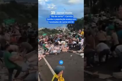Milhares de pessoas invadem rodovia para roubar carga de carne após carreta tombar ! 😱