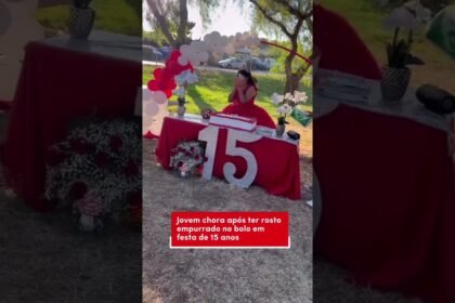 Jovem chora após ter rosto empurrado no bolo emfesta de 15 anos ! 🥹 Uma brincadeira de péssimo gosto. 💔😭