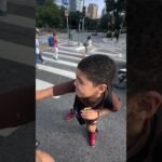 Do nada menino corre e acelera moto que estava parada no sinal em São Paulo !