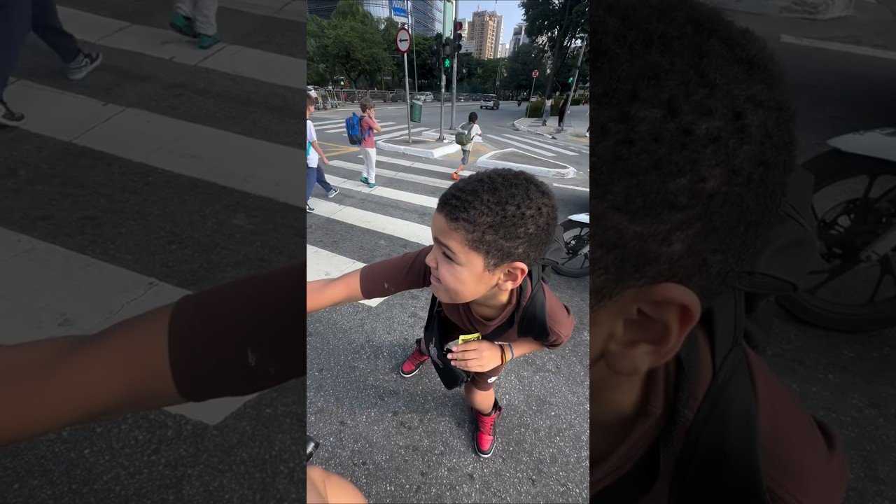 Do nada menino corre e acelera moto que estava parada no sinal em São Paulo !