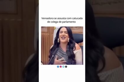 Vereadora se assusta com catucada de colega de parlamento