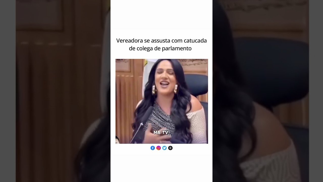 Vereadora se assusta com catucada de colega de parlamento