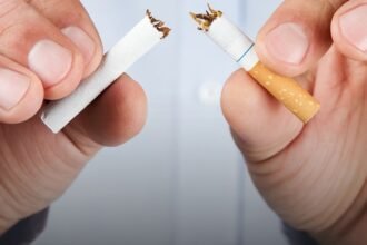 Parar de fumar desacelera a perda cognitiva mesmo na meia-idade