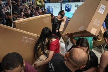 Varejo quer vender mais TV 65″ e celular caro na Copa, mas teme levar calote