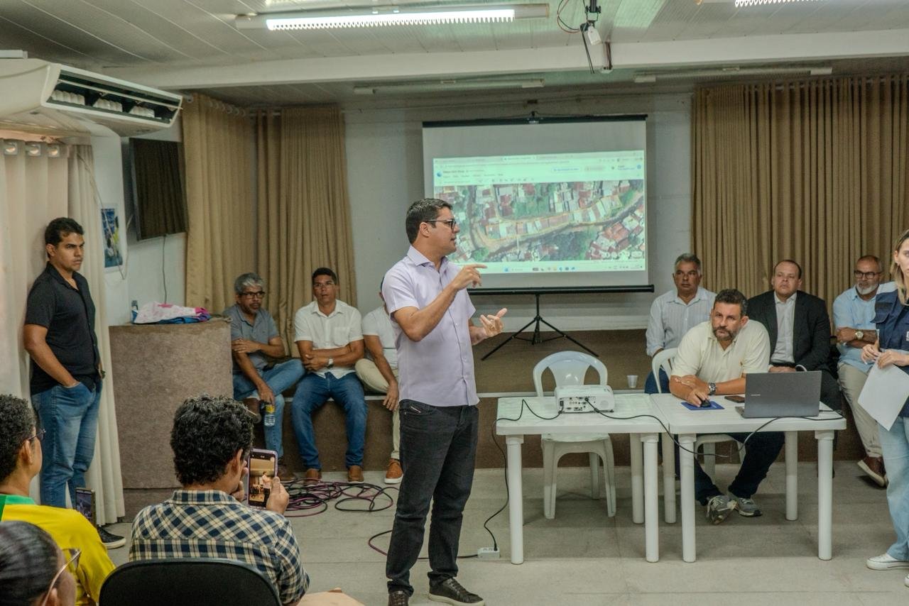 Diego Cabral ouve moradores e marca início de obras após cheia do Canal do Japão